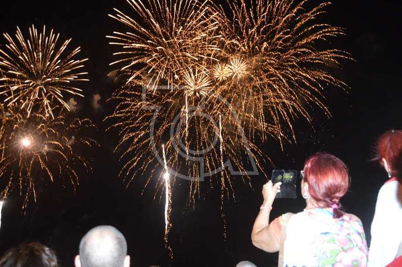 Una mujer capta con un video los fuegos de Melenara de esta medianoche desde el mirador de Clavellinas (Foto TA)